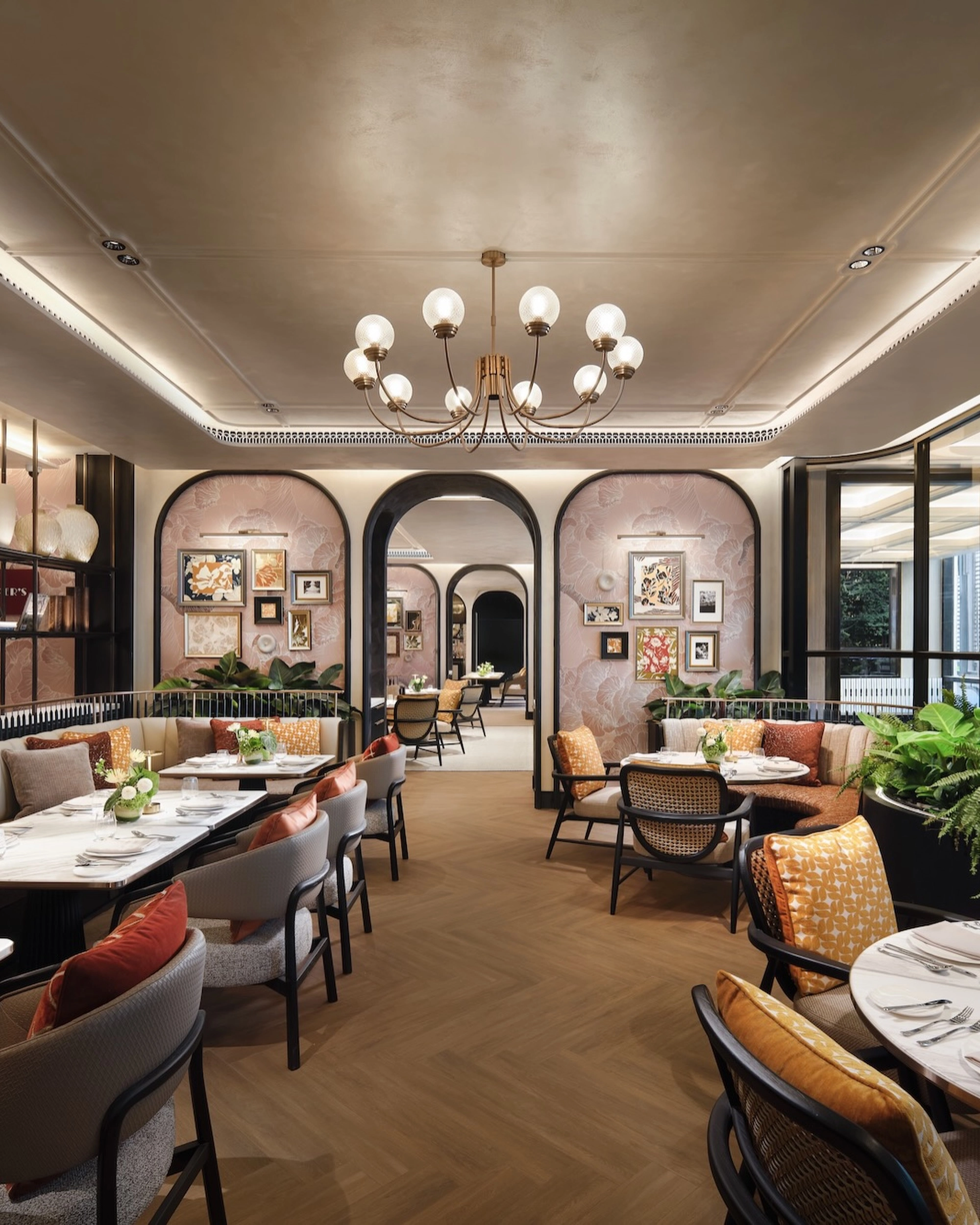 fairmont-bangkok-sukhumvit-elegance-cordless-table-lamp-restaurant.webp